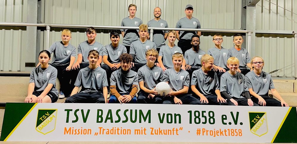 U15 mit neuen Poloshirts von Dr. med. Andre Wehlers