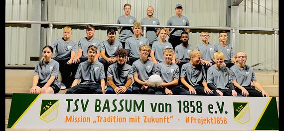 U15 mit neuen Poloshirts von Dr. med. Andre Wehlers