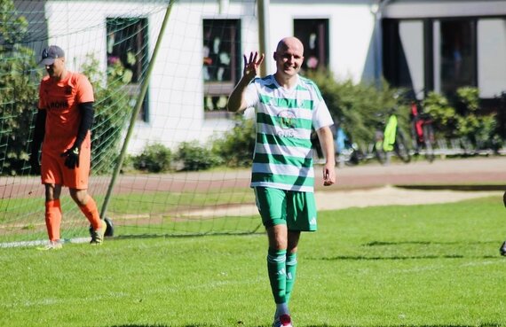 Viererpack von Mathis Hoffmann – 1. Herren siegt 5:2