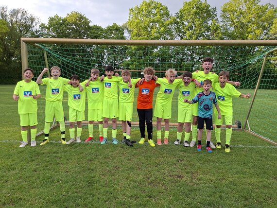 U13 dreht Rückstand und feiert ersten Saisonsieg