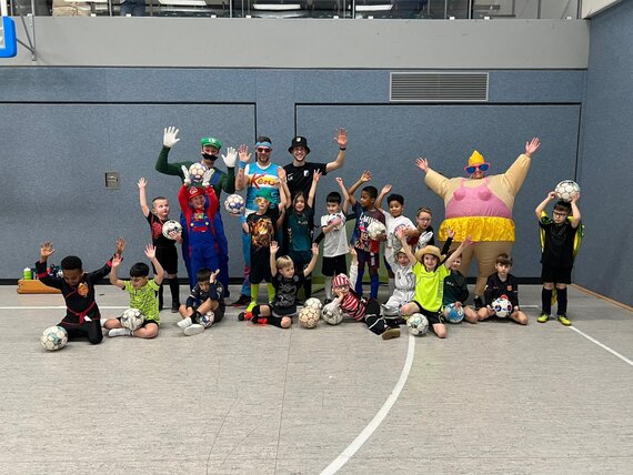 Training mal anders – Faschingszeit auf dem Fußballplatz!